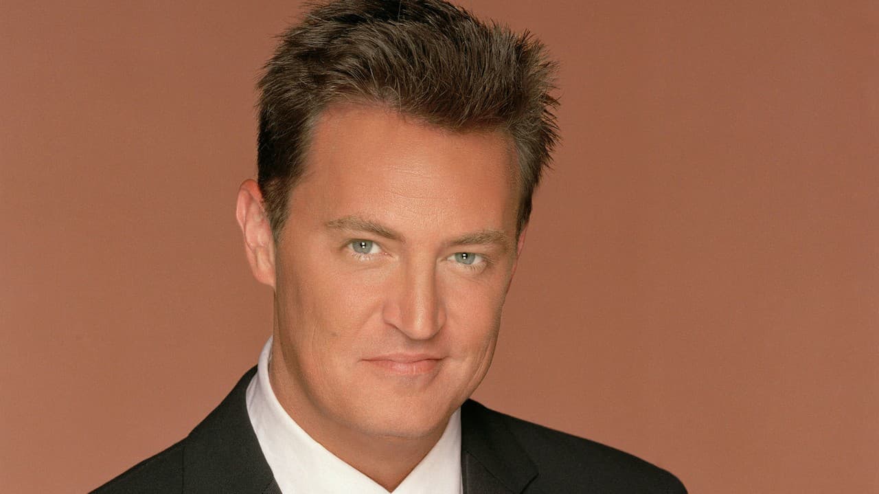 Herec Matthew Perry v seriáli stvárnil postavu Chandlera Binga.