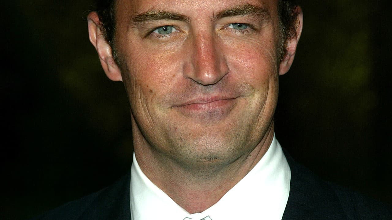Herec Matthew Perry v seriáli stvárnil postavu Chandlera Binga.