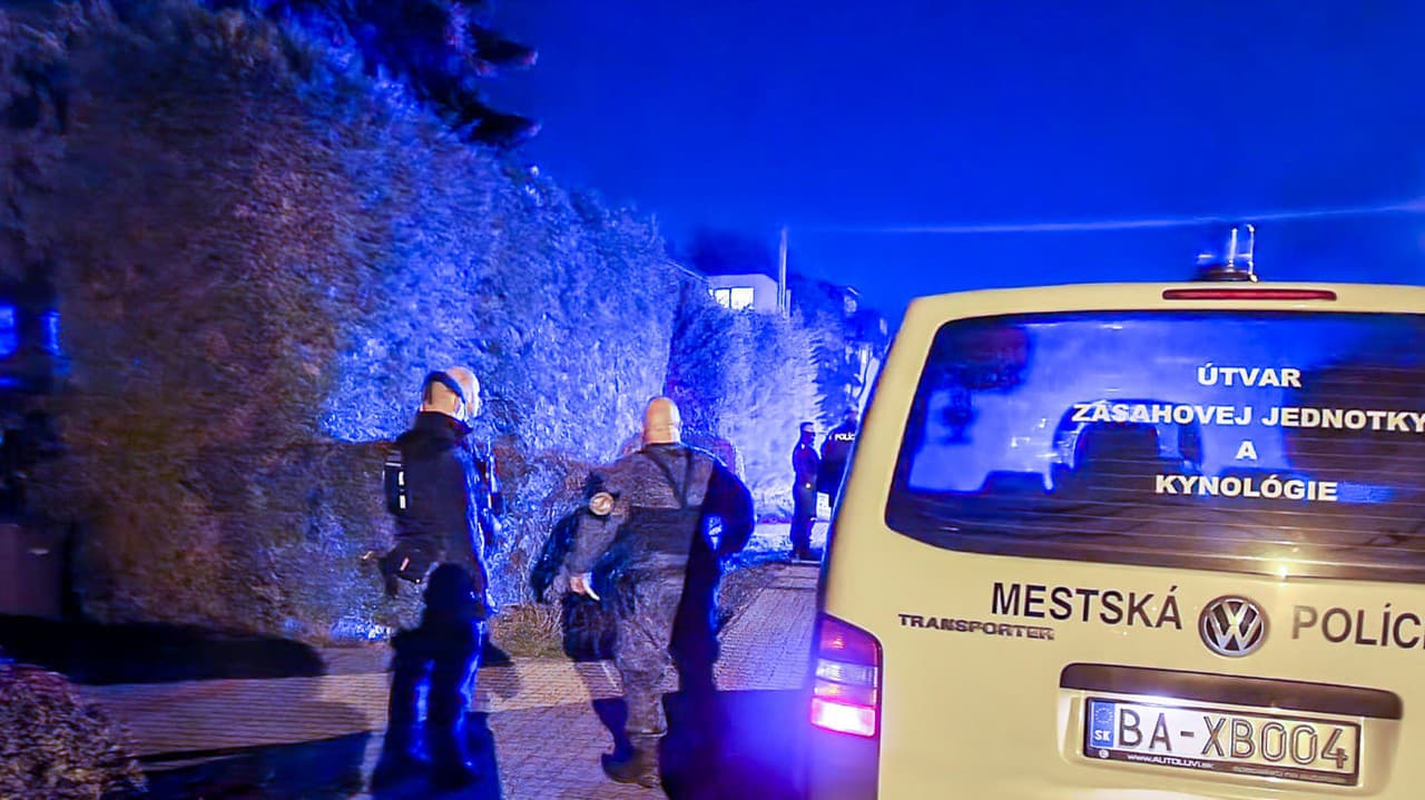 Mestská polícia v Bratislave bola privolaná k agresívnemu mužovi so sekerou.