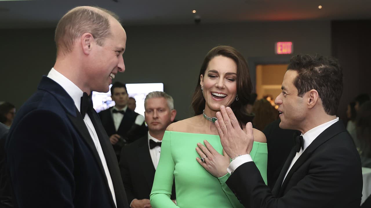 Britský princ William a Kate, princezná z Walesu, sa zhovárajú s hercom Rami Malekom (vpravo) na odovzdávaní cien The Earthshot Prize Awards v MGM Music Hall vo Fenway v Bostone.