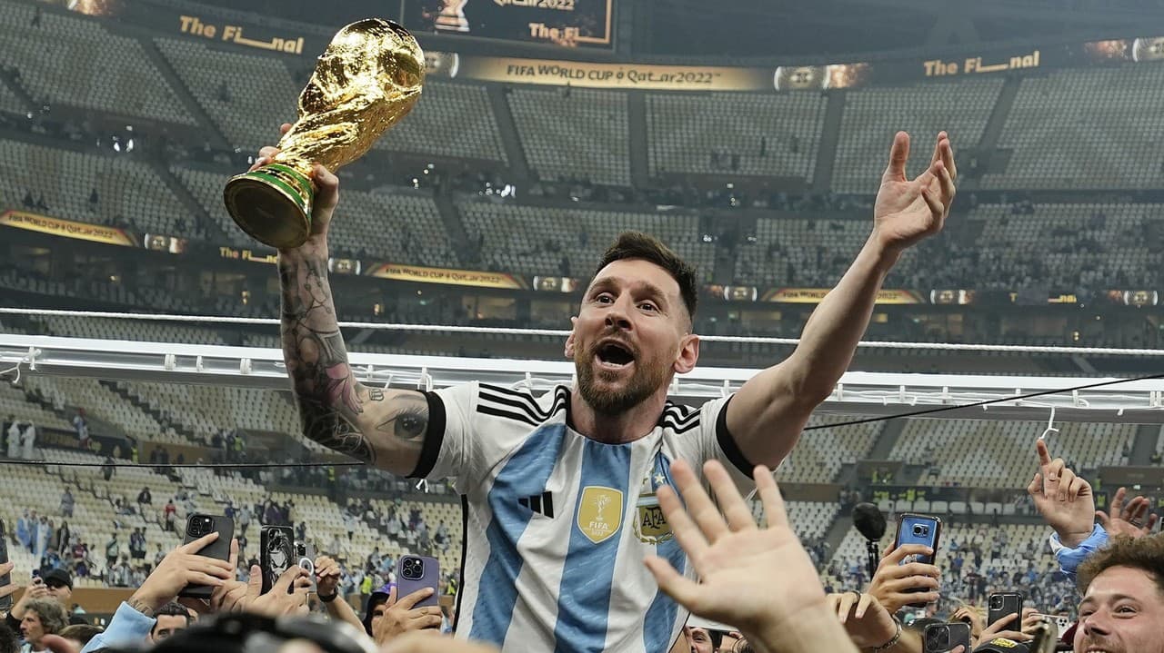 Futbalový velikán Messi sa navždy zapísal do dejín MS, víťazný tanec v kabíne s trofejou