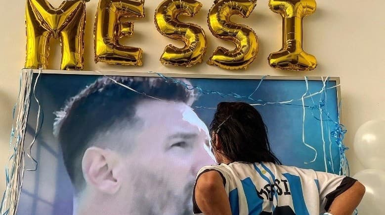 Fanúšička sa odviazala: Počas osláv si vyzliekla dres a ukázala bujné prsia!