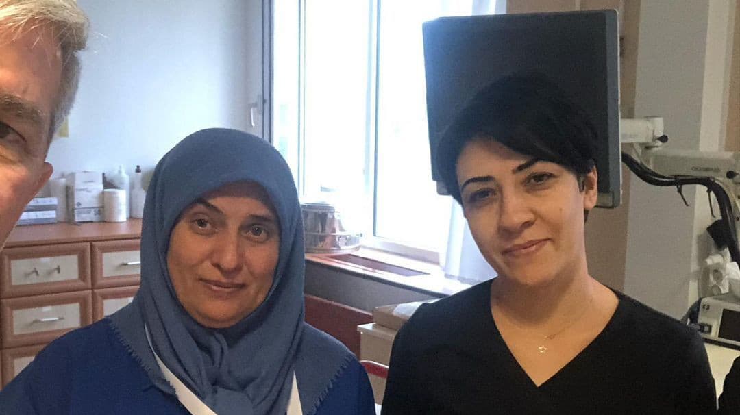 Dr. Yasarovi Doganovi a jeho tímu sa kábel podarilo odstrániť.
