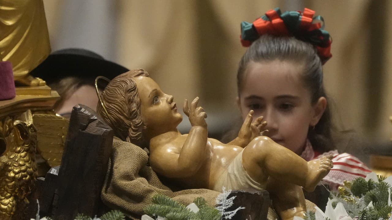 Pápež František celebruje polnočnú omšu v Bazilike sv. Petra 24. decembra 2022 vo Vatikáne.