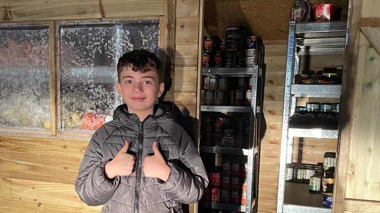 Isaac otvoril už druhú potravinovú banku a na Vianoce rozdáva jedlo i hračky rodinám v núdzi.