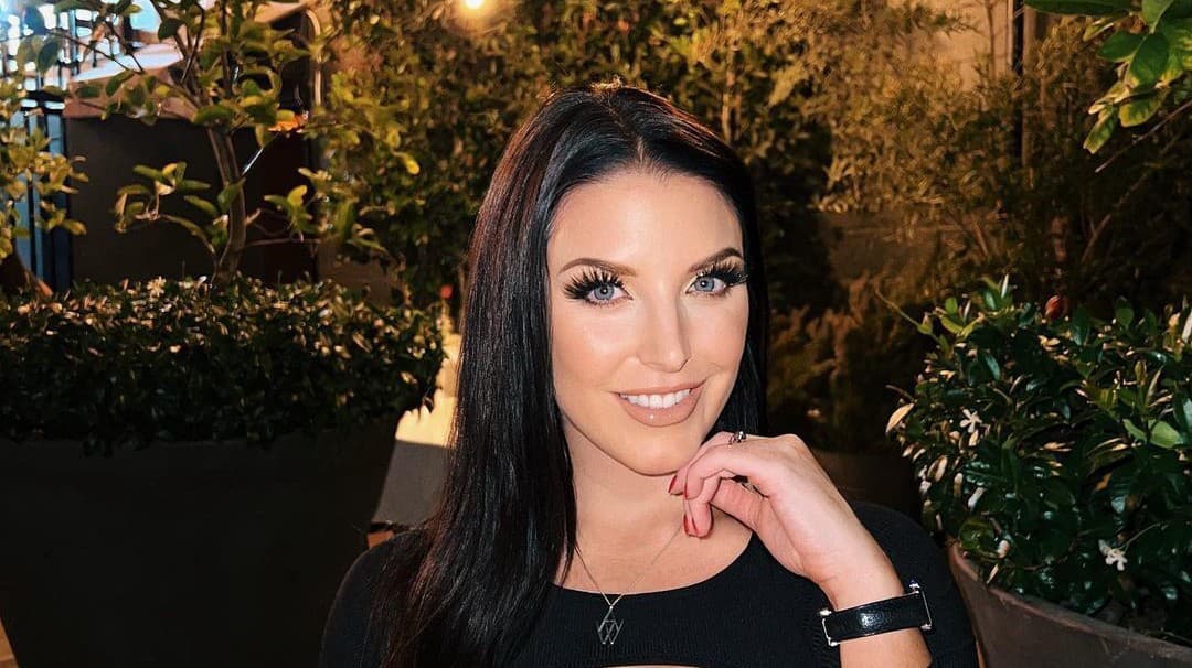 Angela je úspešná pornoherečka a veľmi slušne si privyrába na OnlyFans.