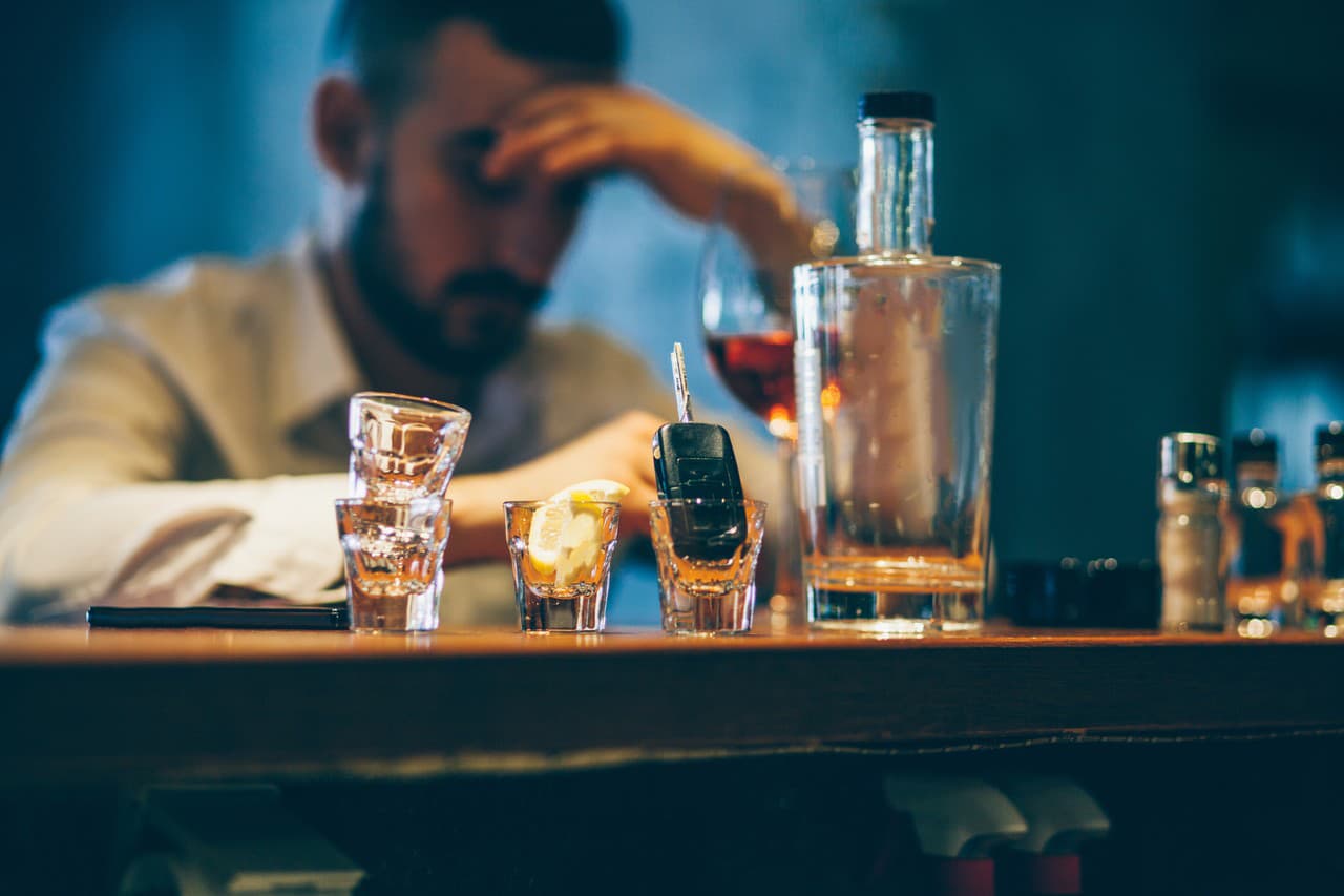Aimes tu boire?  Peut-être qu’il ne s’agit plus seulement de s’amuser : ce sont des signes clairs que vous êtes alcoolique !