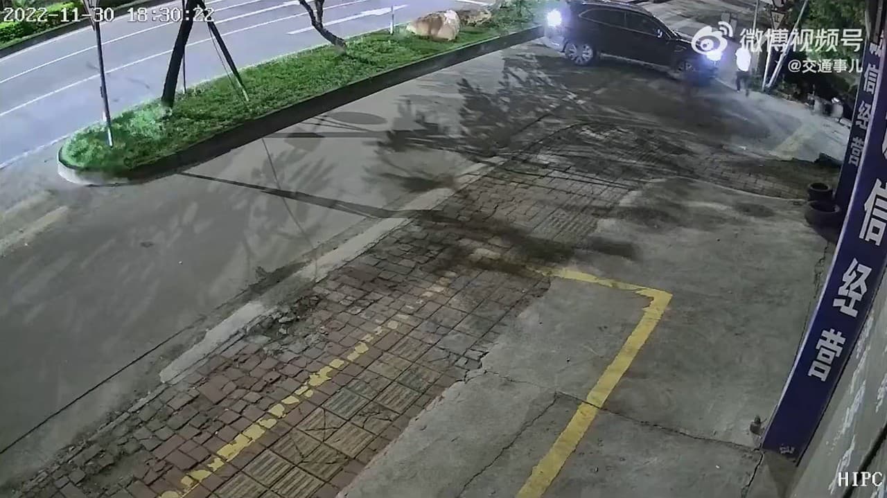 Budete sa čudovať, že z toho vyviazol živý: Auto nacúvalo do cyklistu, šialené, čo ho zachránilo!