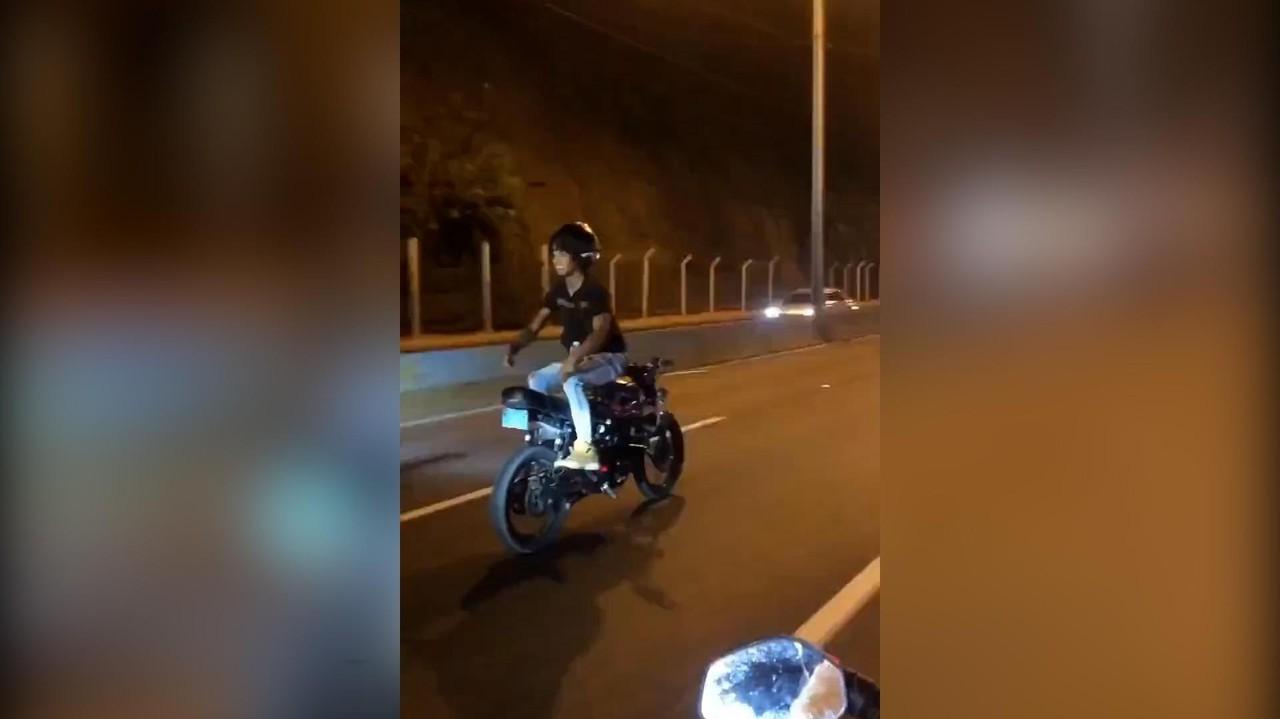 Motorkár sa predvádzal krkolomným trikom priamo na ceste, s jednou vecou nerátal: Hrôza, čo nasledovalo