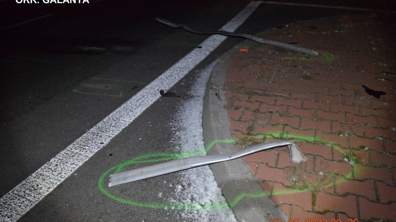 Opitý vodič skončil pri Galante v kruhovom objazde,vodičku zastavil stĺp.