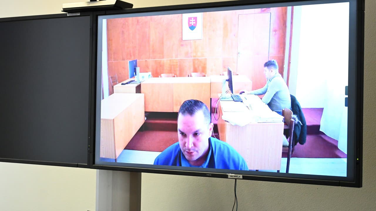 Na snímke odsúdený Juraj Hossu počas pojednávania, ktorého sa zúčastnil cez telemost na Okresnom súde v Trnave v stredu 22. februára 2023.