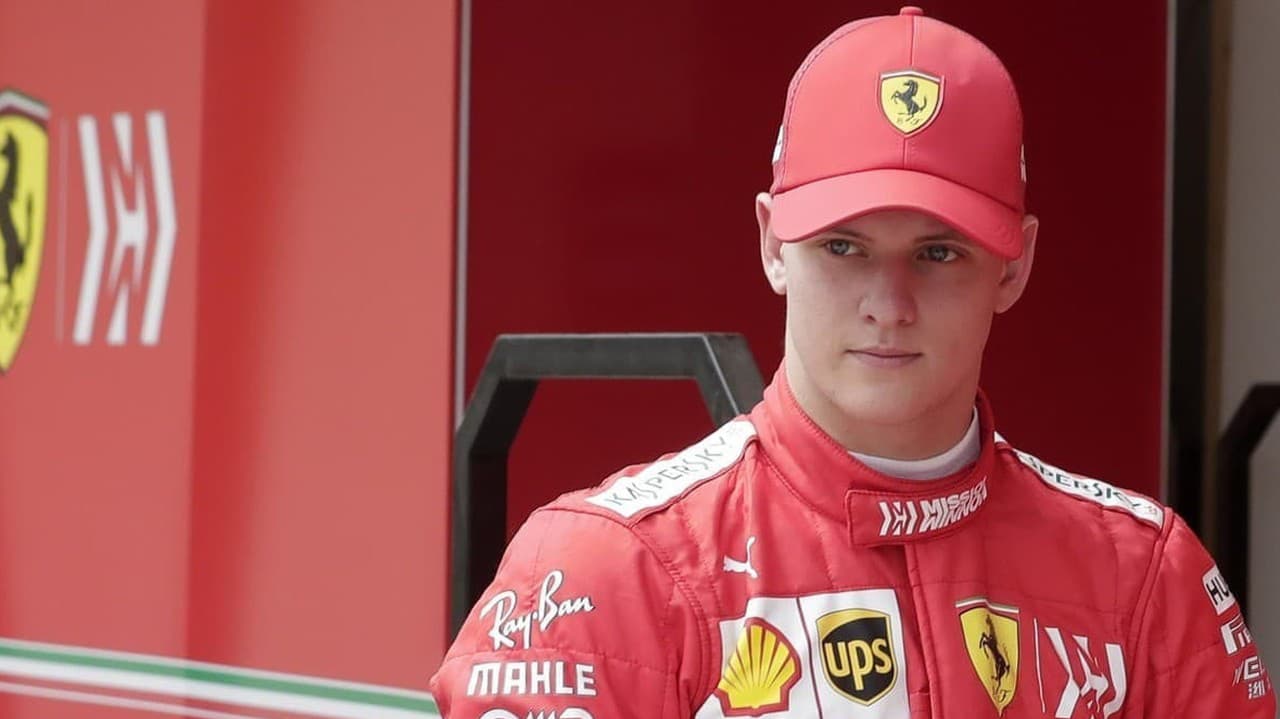 Nehoda Michaela Schumachera pokazila kariéru synovi Mickovi: Podľa bývalého šéfa F1 mal jazdiť za tento tím!