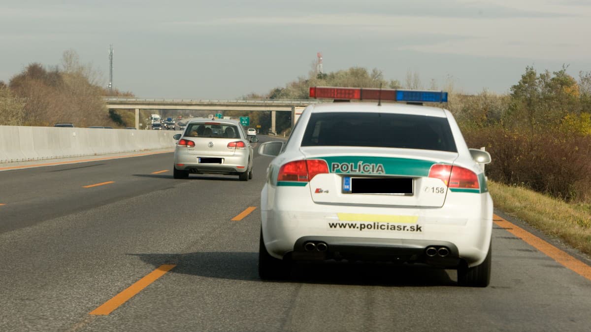 Na diaľnici D2 pozor! Došlo tam k zrážke dvoch kamiónov: Policajti odkláňajú dopravu