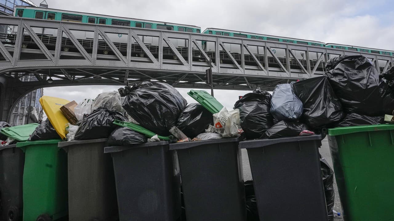 Nevyzbierané smetné nádoby v Paríži.