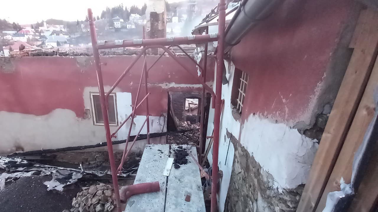 V centre Banskej Štiavnici vypukol požiar, ktorý poškodil niekoľko historických budov vrátane známej Banky lásky.