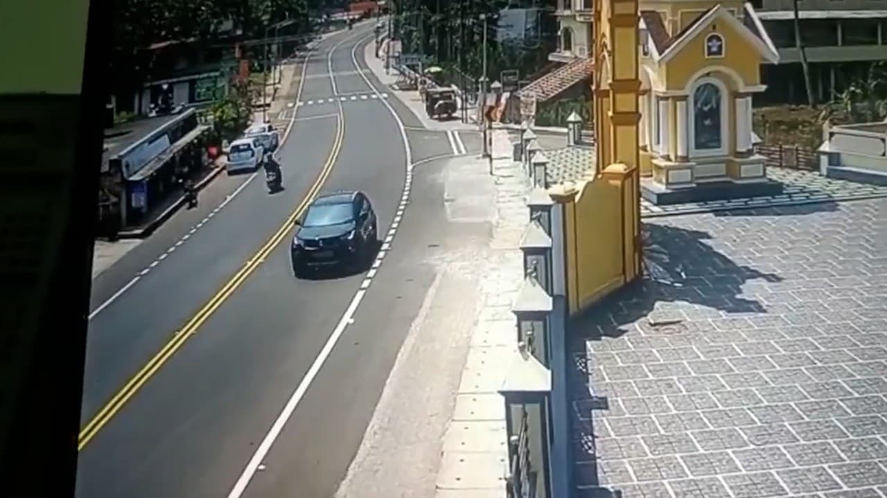 Šofér autobusu v meste nepremyslene predbiehal osobné auto: Malo to hrozivé následky