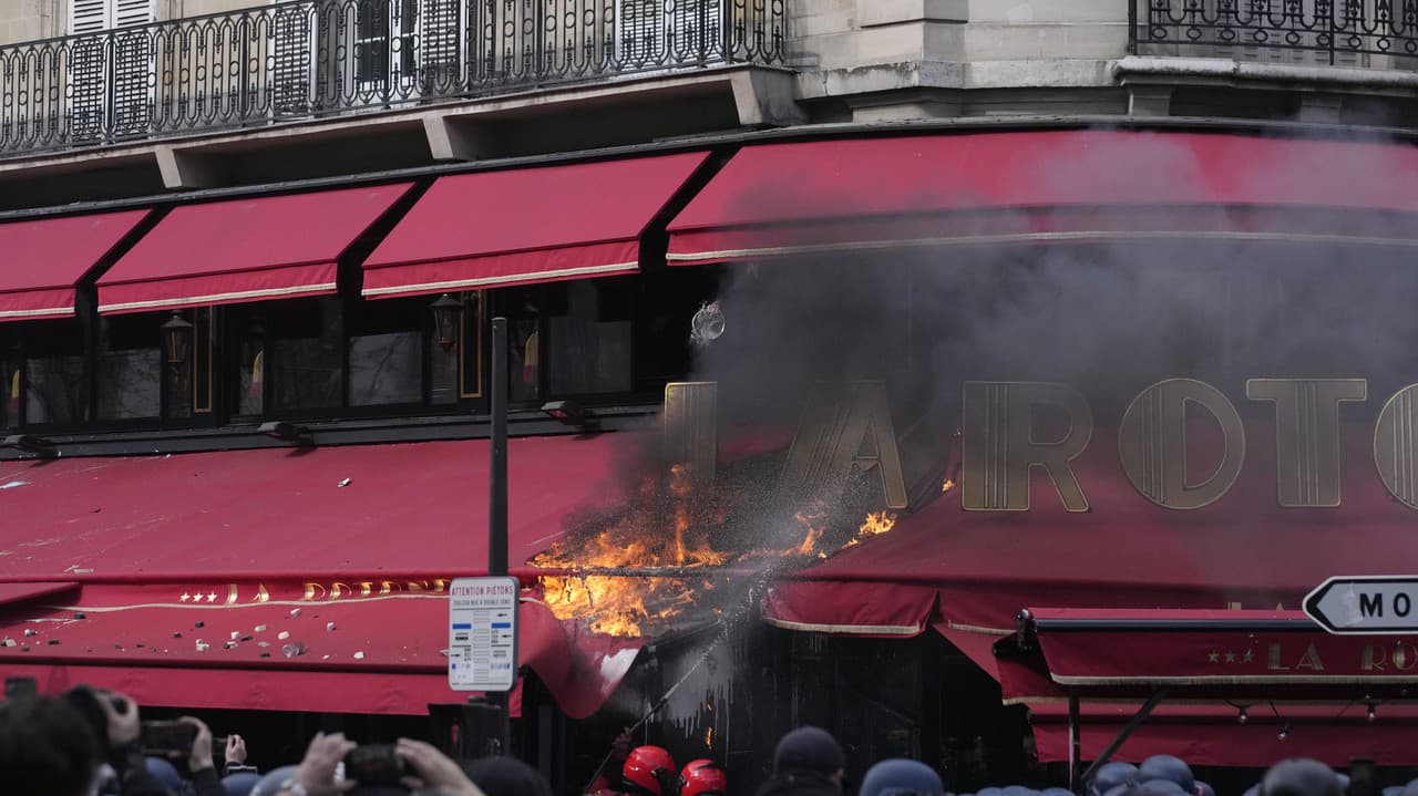 La tension monte en France : des manifestants mettent le feu au restaurant de Macron