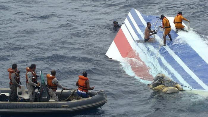 Brazílski námorníci objavili v Atlantiku chvost havarovaného airbusu spoločnosti Air France.