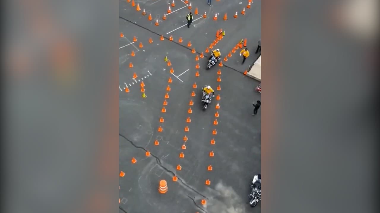 Motorkári ukázali svoju zručnosť: Zvládli by ste tento slalom? Na to sa už aj ťažko pozerá