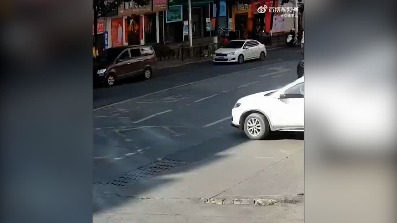 Matka s dieťaťom do poslednej chvíle netušila, čo sa na ňu rúti: Nebudete chápať, ako sa vyhla smrti na ceste!
