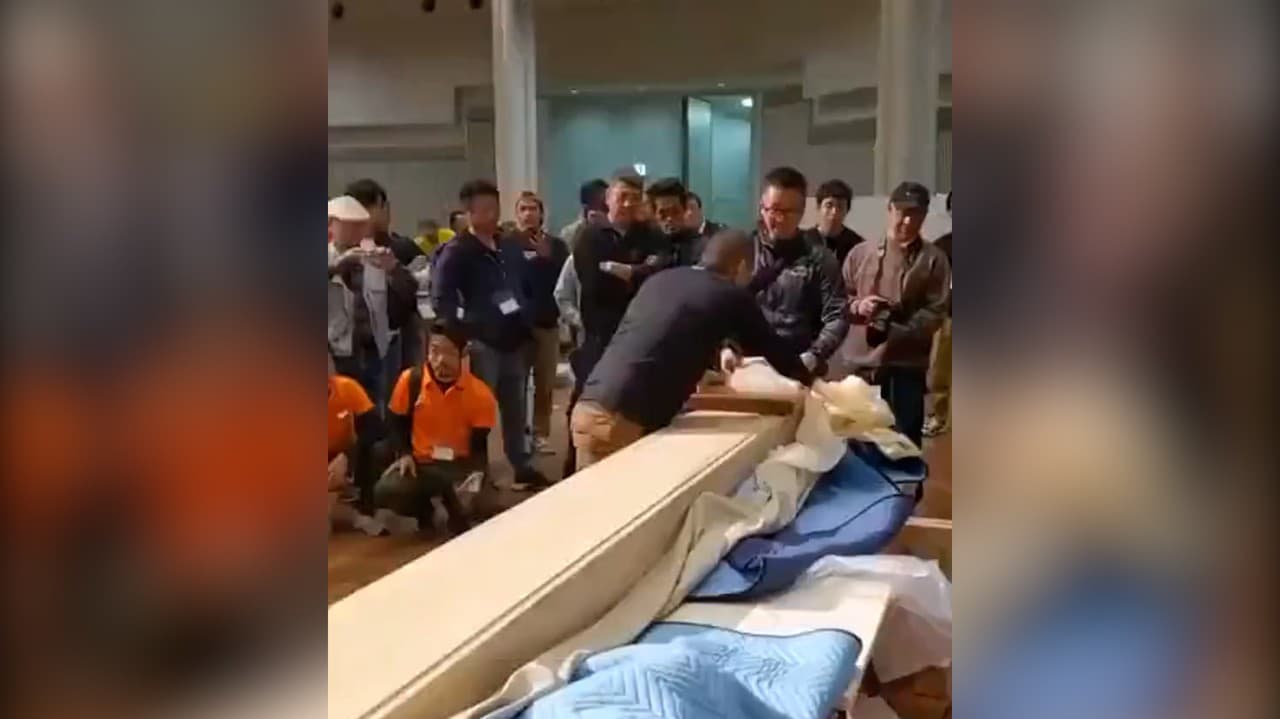 Neverili by ste, že sa to dá: Dvaja muži odrezali z dreva kus tenší ako papier!