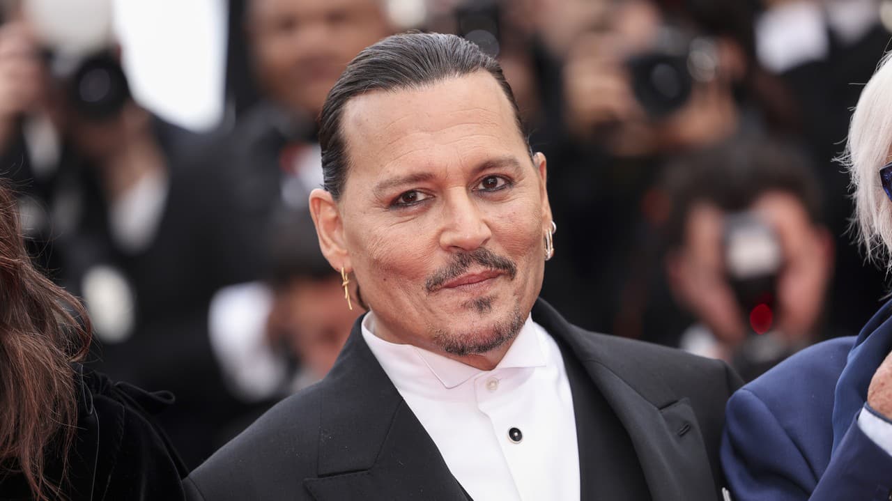 Na snímke americký herec Johnny Depp pózuje fotografom počas príchodu na premiéru filmu Jeanne du Barry - Kráľova milenka.