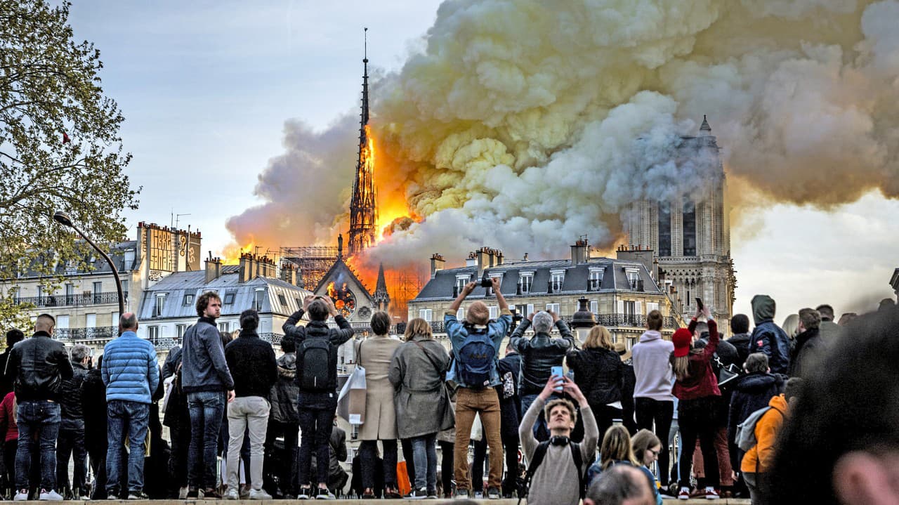 Požiar zachvátil svetoznámu parížsku katedrálu v roku 2019.