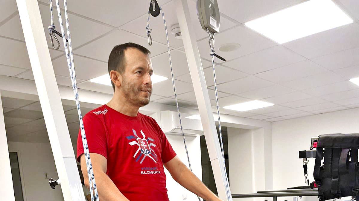 Tvrdými rehabilitáciami sa dostáva späť do formy.