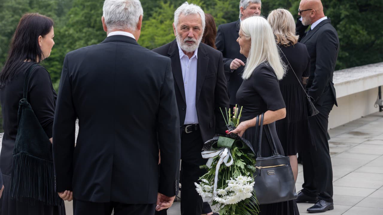 Rozlúčka s Milkou Zimkovou († 71) v bratislavskom krematóriu.