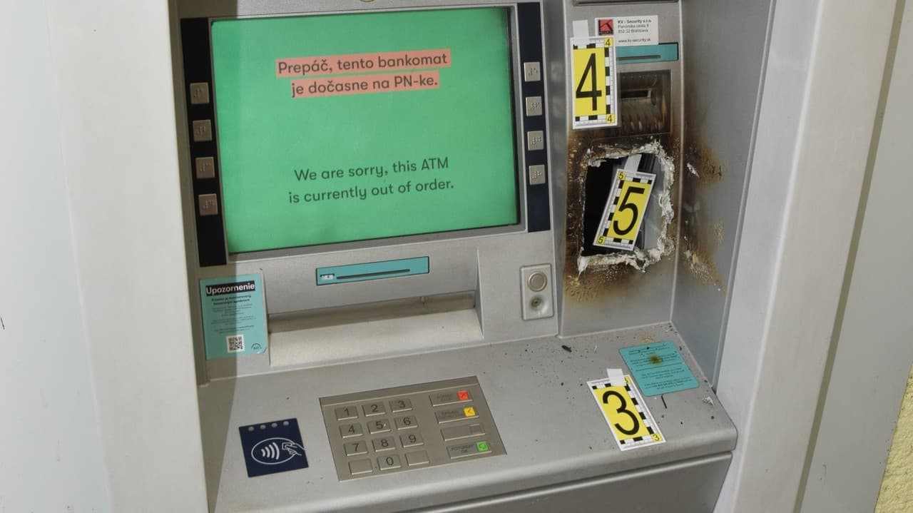 Neznámi muži vykradli v Ladcoch bankomat.