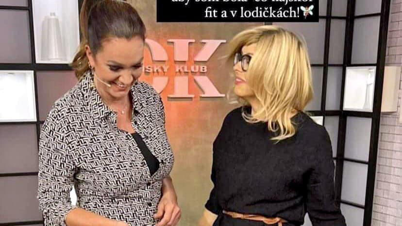 Blondínka si dovolenku užíva napriek ťažkostiam.