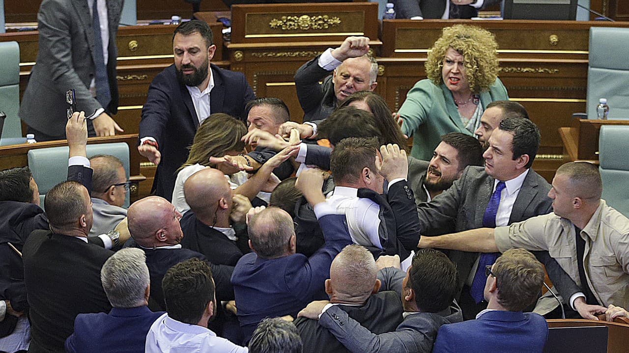 Potýčka v kosovskom parlamente.