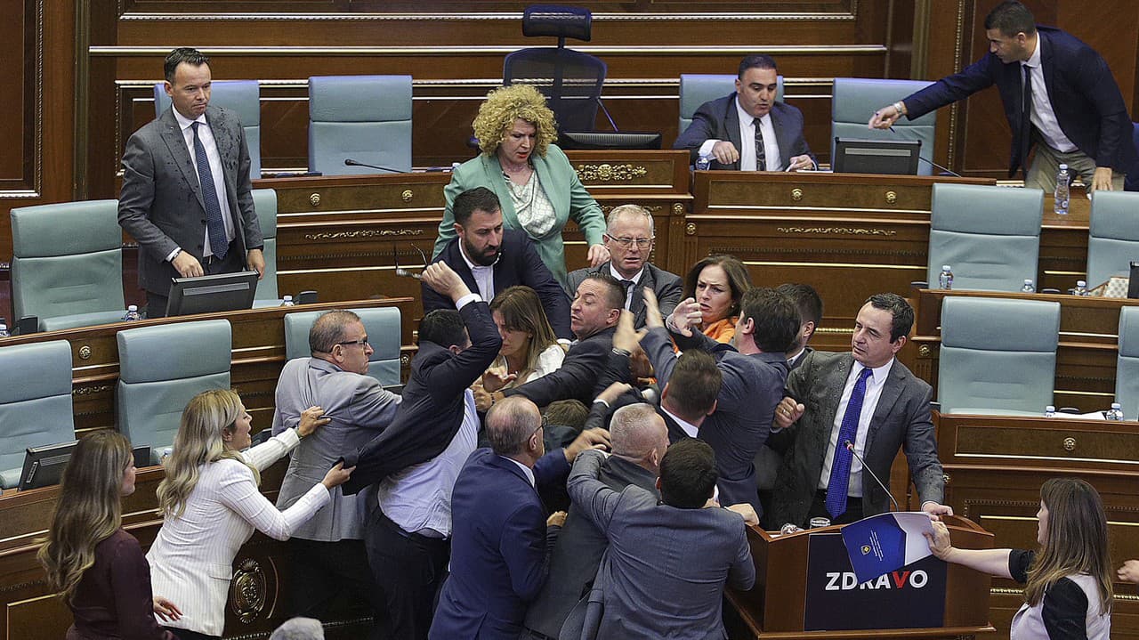Potýčka v kosovskom parlamente.