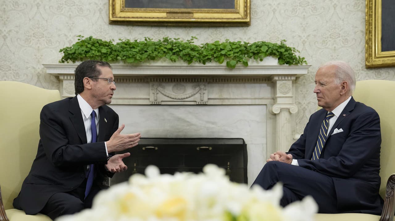 Americký prezident Joe Biden (vpravo) sa rozpráva s izraelským prezidentom Jicchakom Herzogom počas ich stretnutia v Oválnej pracovni Bieleho domu vo Washingtone 18. júla 2023.