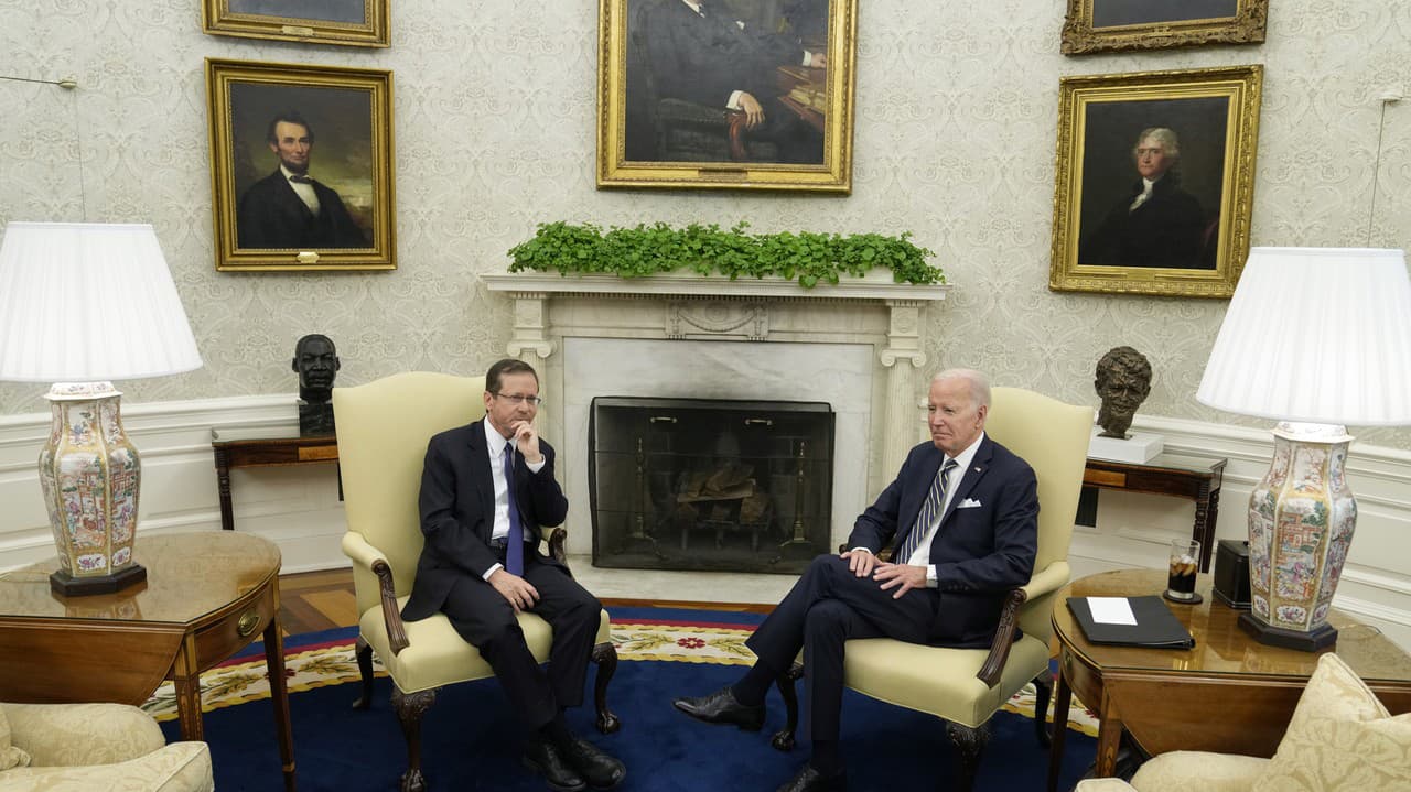 Americký prezident Joe Biden (vpravo) sa rozpráva s izraelským prezidentom Jicchakom Herzogom počas ich stretnutia v Oválnej pracovni Bieleho domu vo Washingtone 18. júla 2023.