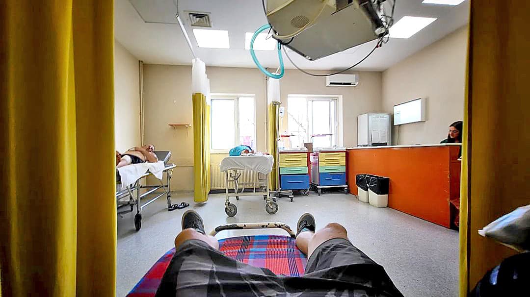Hudobníka museli hospitalizovať v jednej z miestnych nemocníc