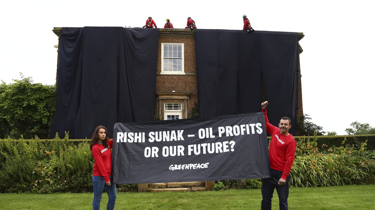 Demonštranti Greenpeace zahalili vidiecke sídlo britského premiéra Rishi Sunaka do čiernej látky
