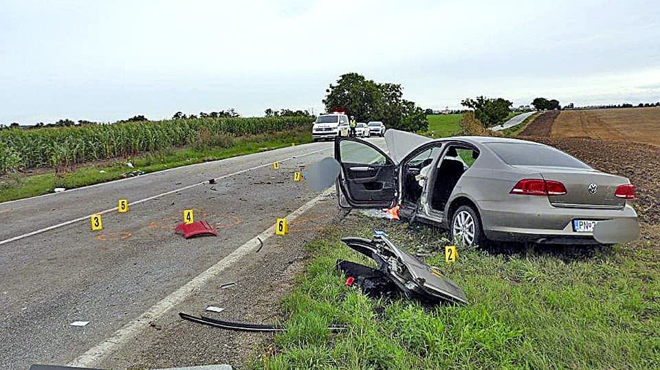 V protiidúcom VW Passat sa ťažko zranili mama s dcérou a vnukom.