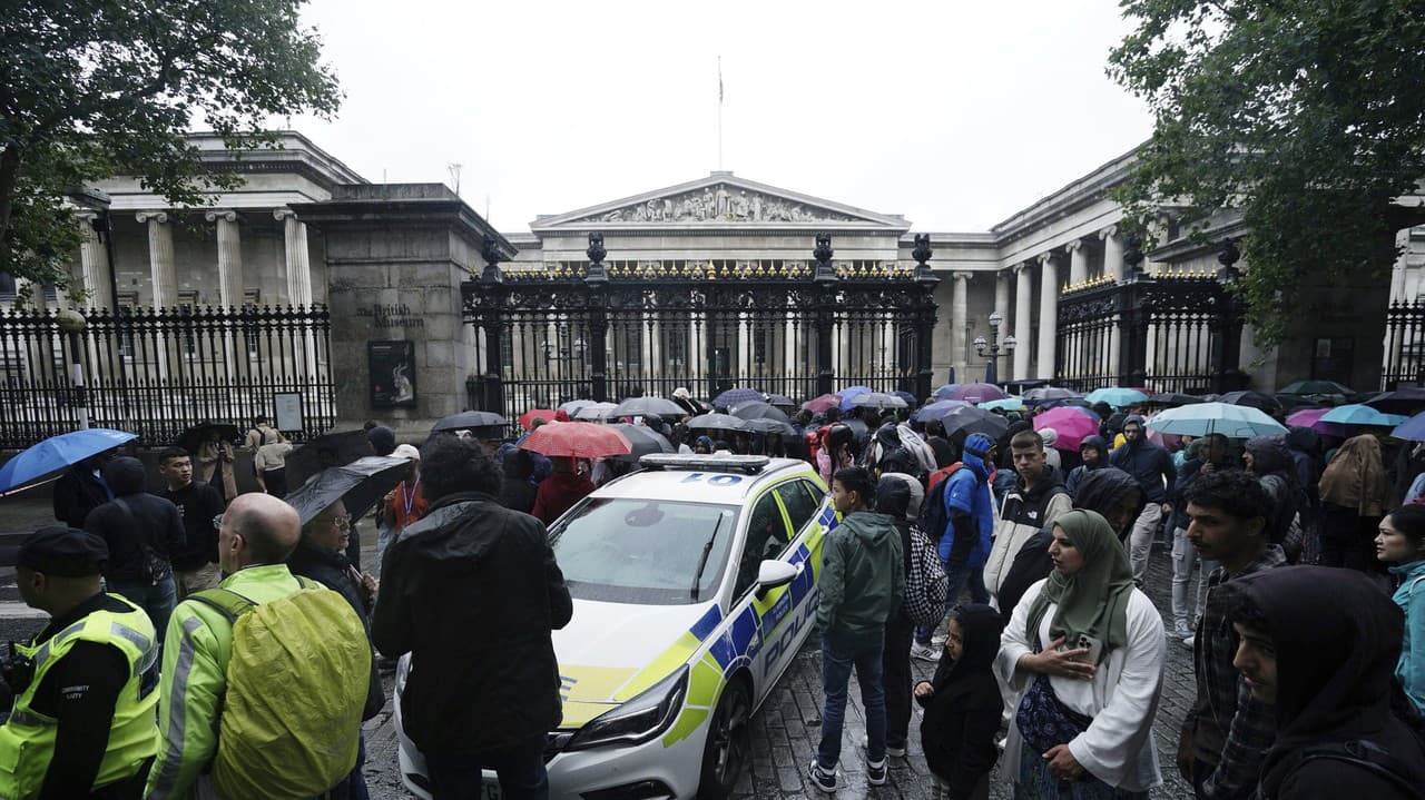 Pri Britskom múzeu v Londýne pobodali osobu, polícia zadržala jedného muža.