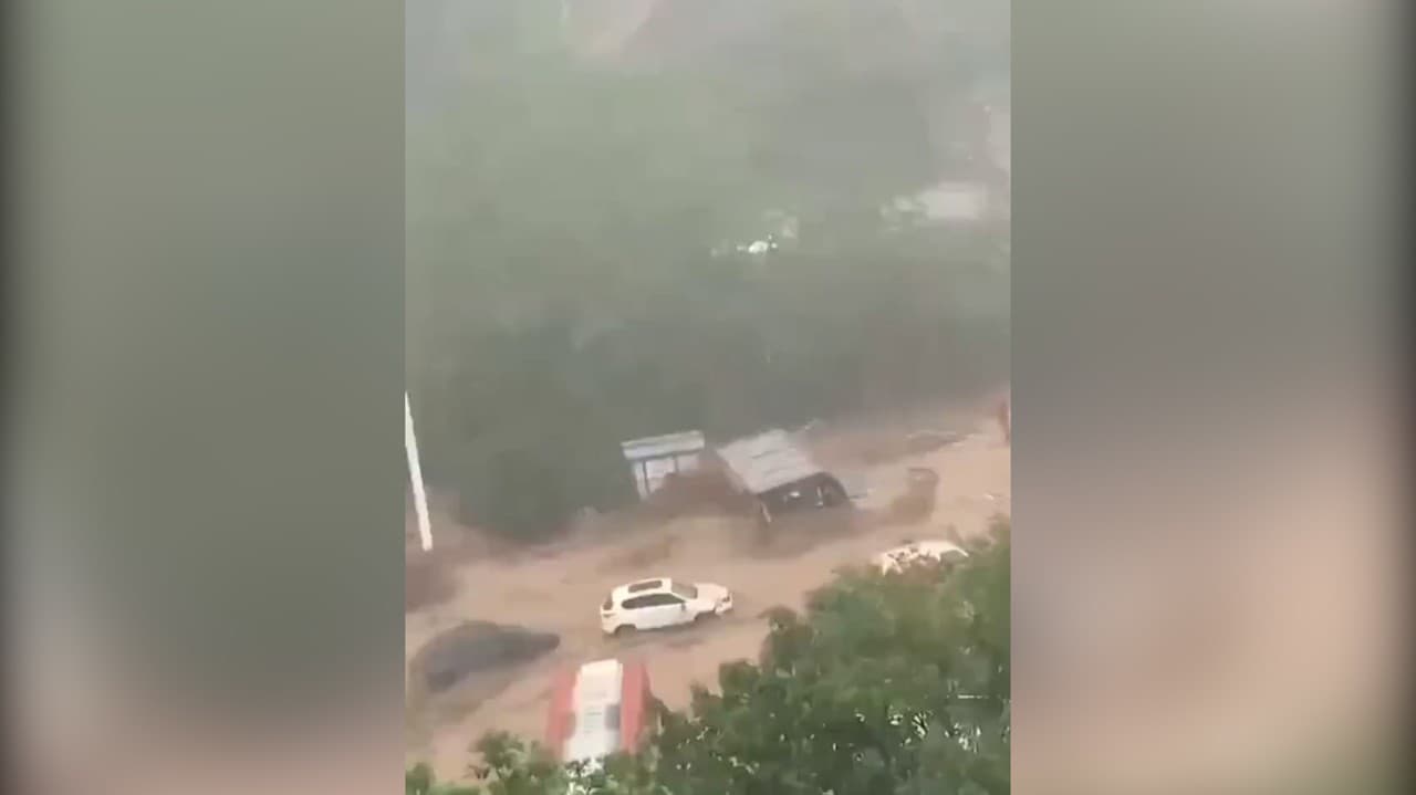Desivé zábery z povodní v Číne: V rozbúrenej vode miznú autá aj autobusy!