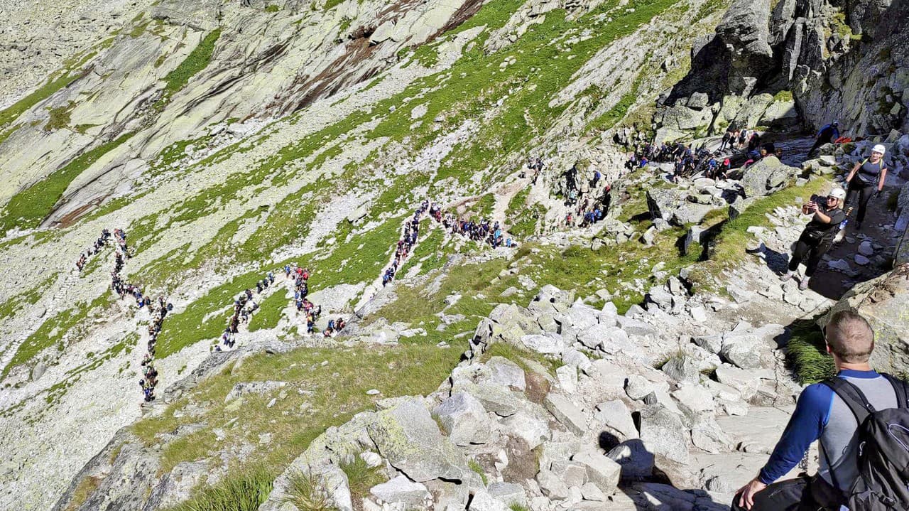 Cesta na Rysy. Na ďalšom obľúbenom turistickom mieste vznikol doslova „hadík“ z návštevníkov.