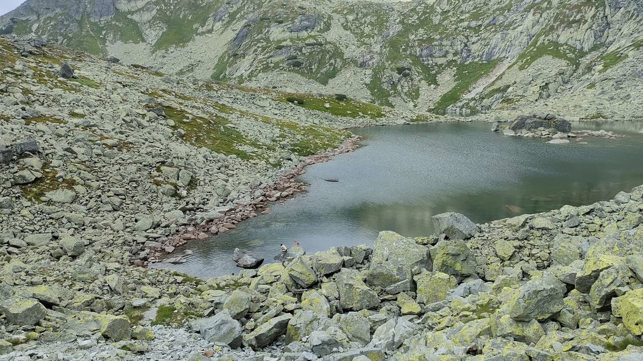 Turisti z Česka sa aj po upozornení okúpali v jednom zo Žabích plies vo Vysokých Tatrách.
