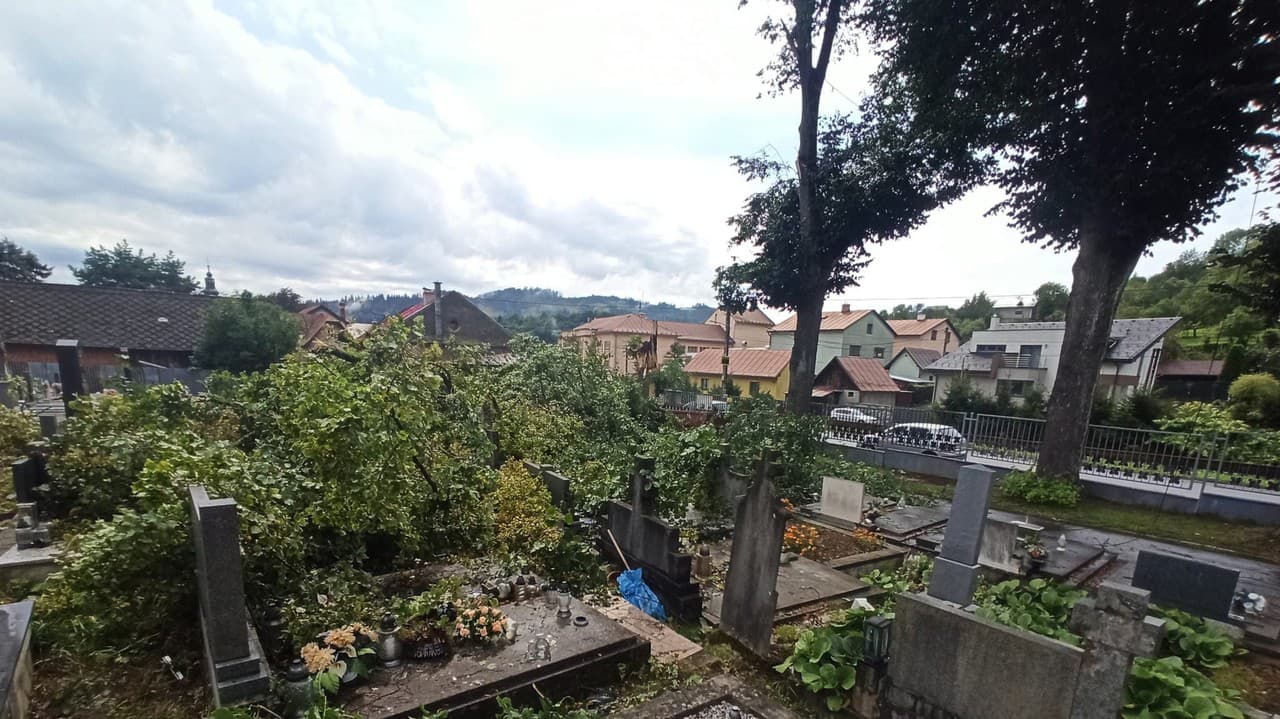 Severnými okresmi Slovenska sa v sobotu prehnala silná búrka s nárazovým vetrom