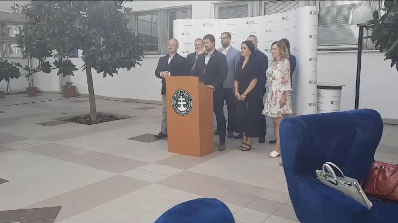 Kotlebovci neakceptovali žiadosti pracovníkov Ministerstva zdravotníctva, aby tento priestor nevyužívali na svoje aktivity.