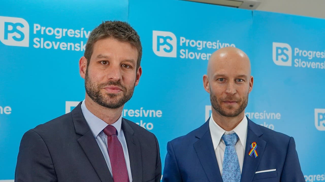 Šéf Progresívneho Slovenska Michal Šimečka s kolegom Tomášom Hellebrandtom.