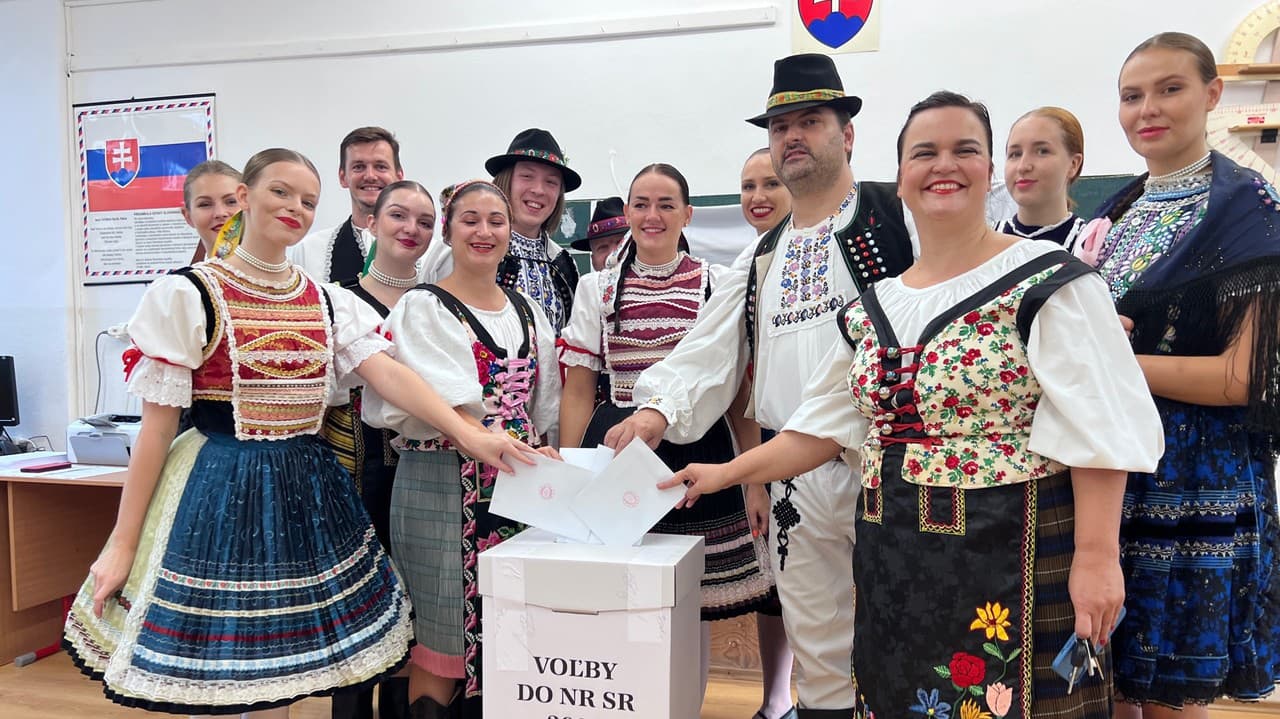 Slovenskí Rebeli z Komárna prišli voliť v krojoch z rôznych regiónov Slovenska vo volebnej miestnosti v Komárne