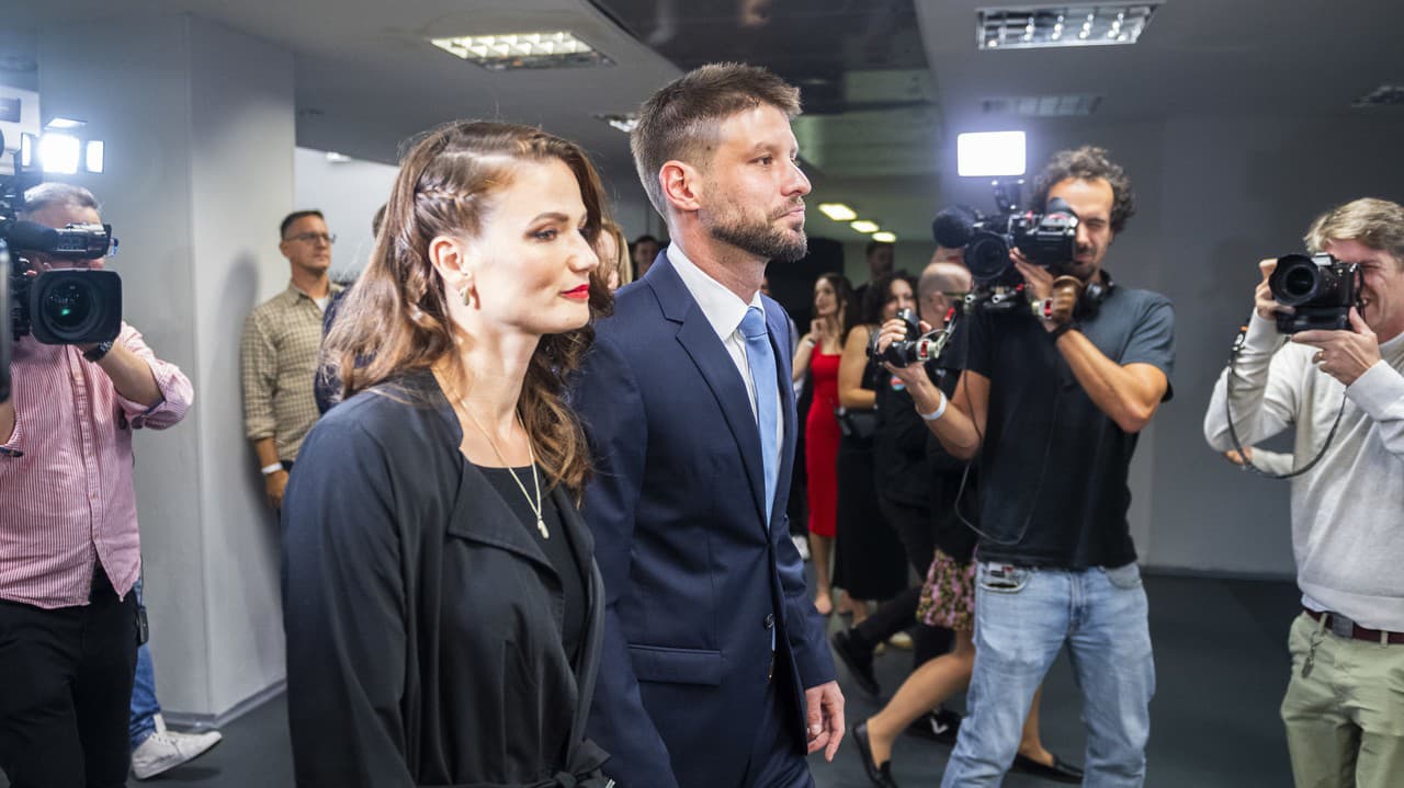 Na snímke predseda hnutia Progresívne Slovensko Michal Šimečka a jeho partnerka Soňa Ferienčíková v centrále strany.