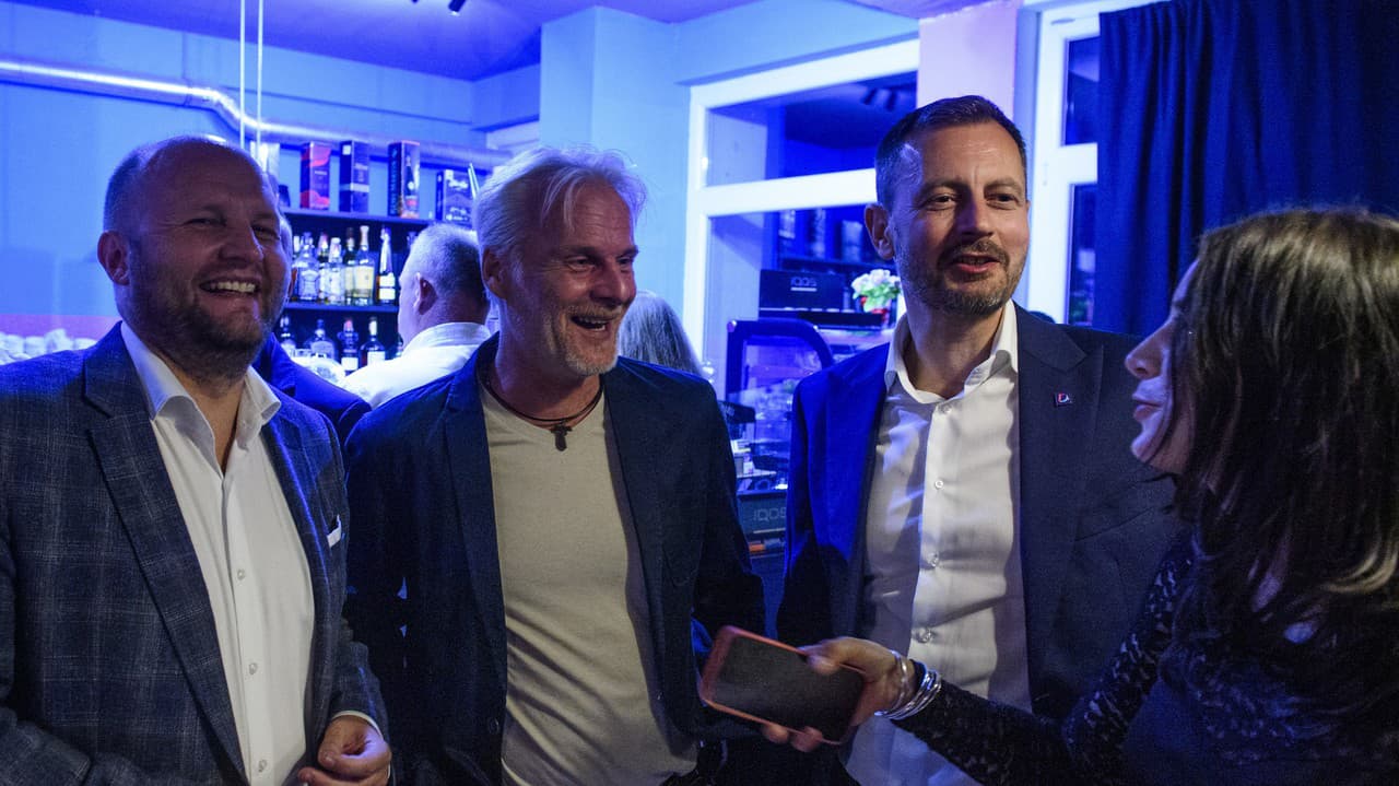 Na snímke vľavo Jaroslav Naď, sprava Dorota Nvotová a Eduard Heger počas volebnej noci v centrále strany Demokrati.