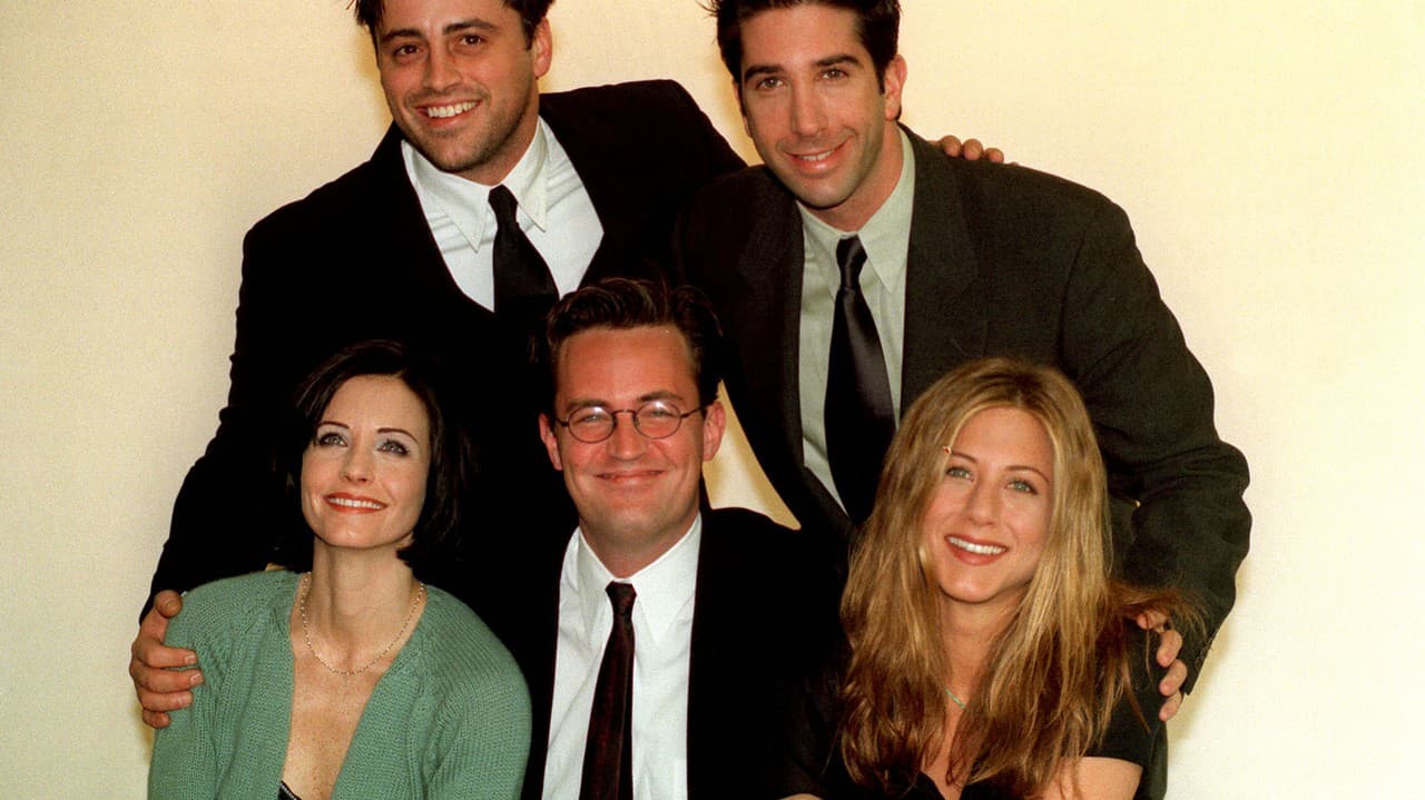 Na snímke Matt Le Blanc, David Schwimmer, Courteney Cox, Matthew Perry a Jennifer Aniston. 