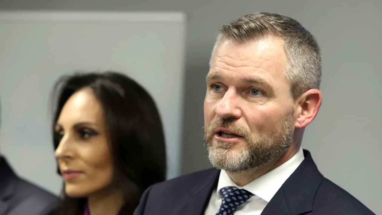 Peter Pellegrini a Zuzana Dolinková počas tlačovej konferencie v priestoroch Fakultnej nemocnice s poliklinikou F. D. Roosvelta v Banskej Bystrici.